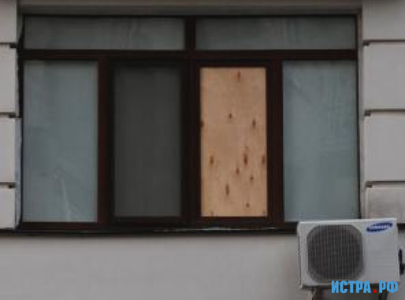 Весь январь семья из Савёлок жила с фанерой вместо окна